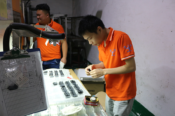 注塑模具制造廠：藍(lán)牙耳機(jī)模具你知多少，一測便知曉
