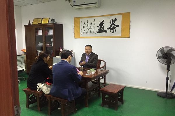 哪里找智能手環(huán)模具廠？深圳注塑模具廠前來(lái)報(bào)道