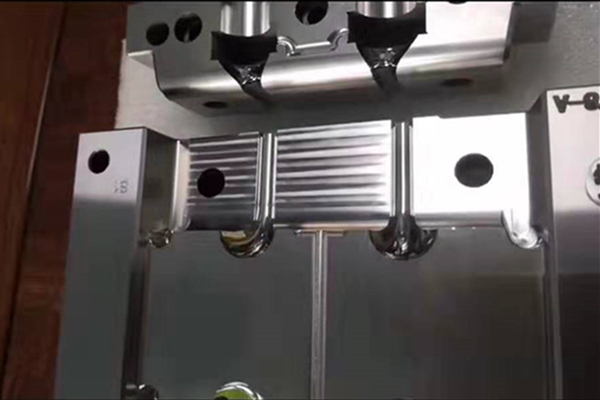 深圳藍牙耳機模具哪家好？博騰納出品耳機有分模線但你看不見！